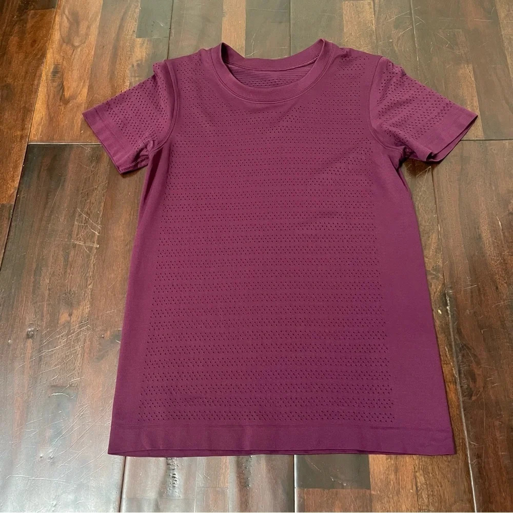 Lululemon Breeze By Short Sleeve Marvel Women’s Size 4 Purple Athletic
